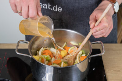 Gemüse mit Weißwein ablöschen
