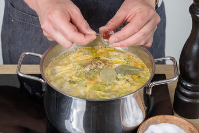 Fischsuppe würzen