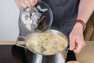 Fische in die Suppe geben