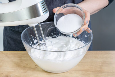 Zucker zu dem Eischnee geben