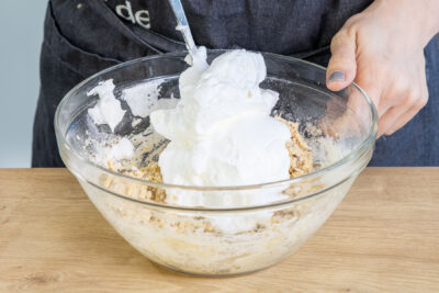 Eischnee zu dem Teig geben