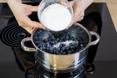Gelierzucker zu den Blaubeeren geben