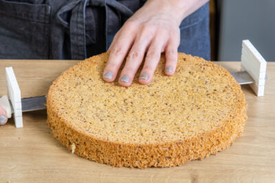Biskuitboden der Blaubeertorte waagerecht halbieren