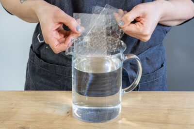 Gelatine ins kalte Wasser geben