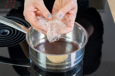 Gelatine in den Topf geben