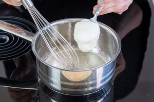 Quarkcreme zur Gelatine geben