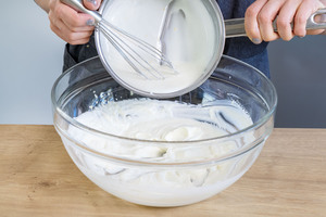 Gelatinemischung zur Quarkcreme geben