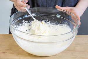 Sahne unter die Quarkcreme heben