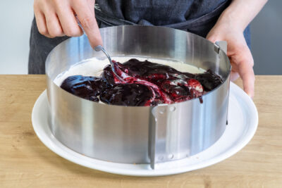 Blaubeerkompott auf der Creme verstreichen