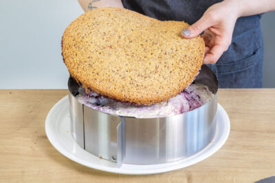 zweiten Boden auf die Torte legen