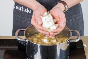 Kohlrabi in die Suppe geben