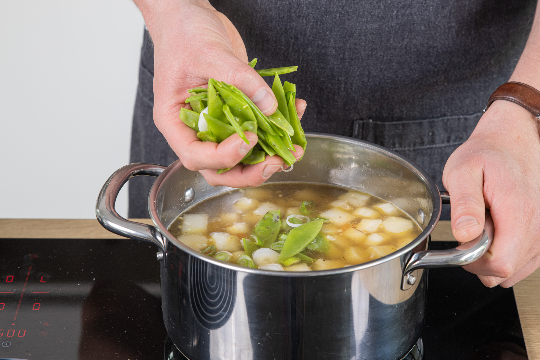 Zuckerschoten in die Frühlingssuppe geben