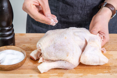Hähnchen salzen