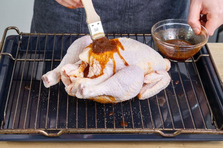 Hähnchen mit der Marinade einstreichen