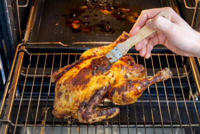 Ganzes Hähnchen im Backofen einstreichen