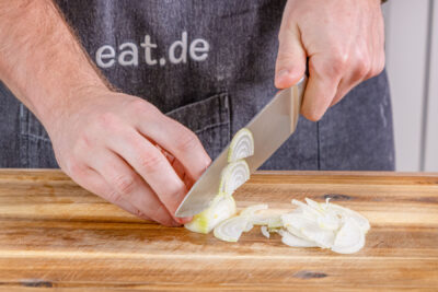 Zwiebel in Ringe schneiden