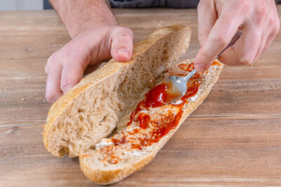 Gatsby-Sandwich bestreichen
