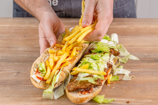 Gatsby-Sandwich mit Pommes belegen