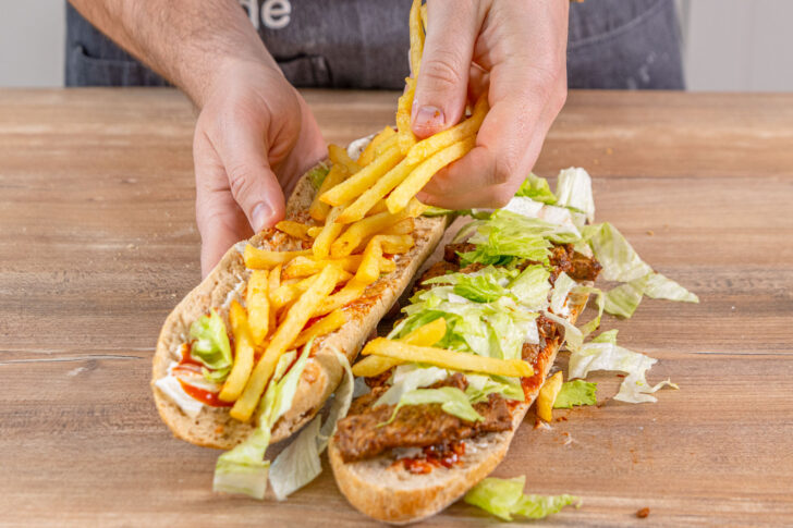 Gatsby-Sandwich mit Pommes belegen