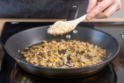 Panko Mehl wird in die Pfanne geben.