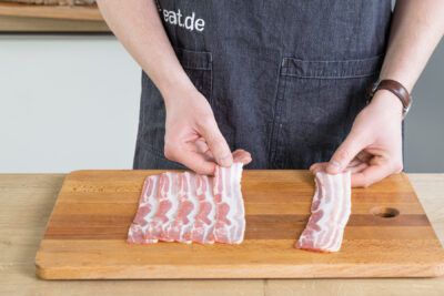 Speck auf ein Brett legen