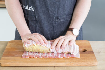 Gefülltes Schweinefilet umwickeln