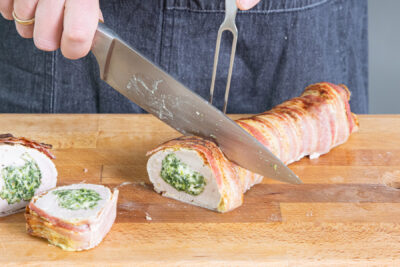 Gefülltes Schweinefilet aufschneiden