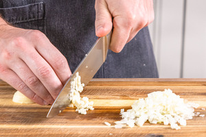 Zwiebel und Knoblauch würfeln