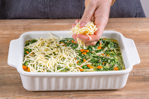 Gemüselasagne mit Spinat mit Käse toppen