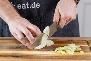 Fenchel in Streifen schneiden
