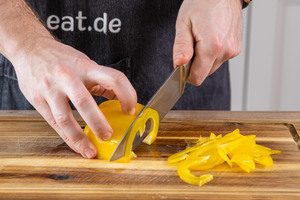 Paprika in Streifen schneiden