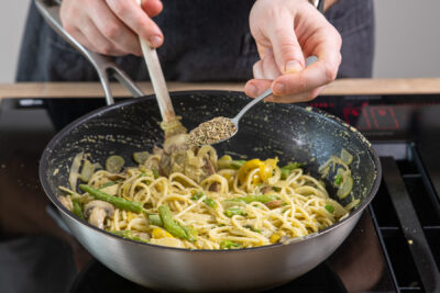 Gemüsespaghetti würzen