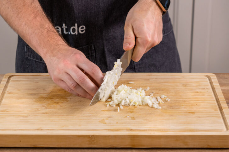 Zwiebel fein würfeln
