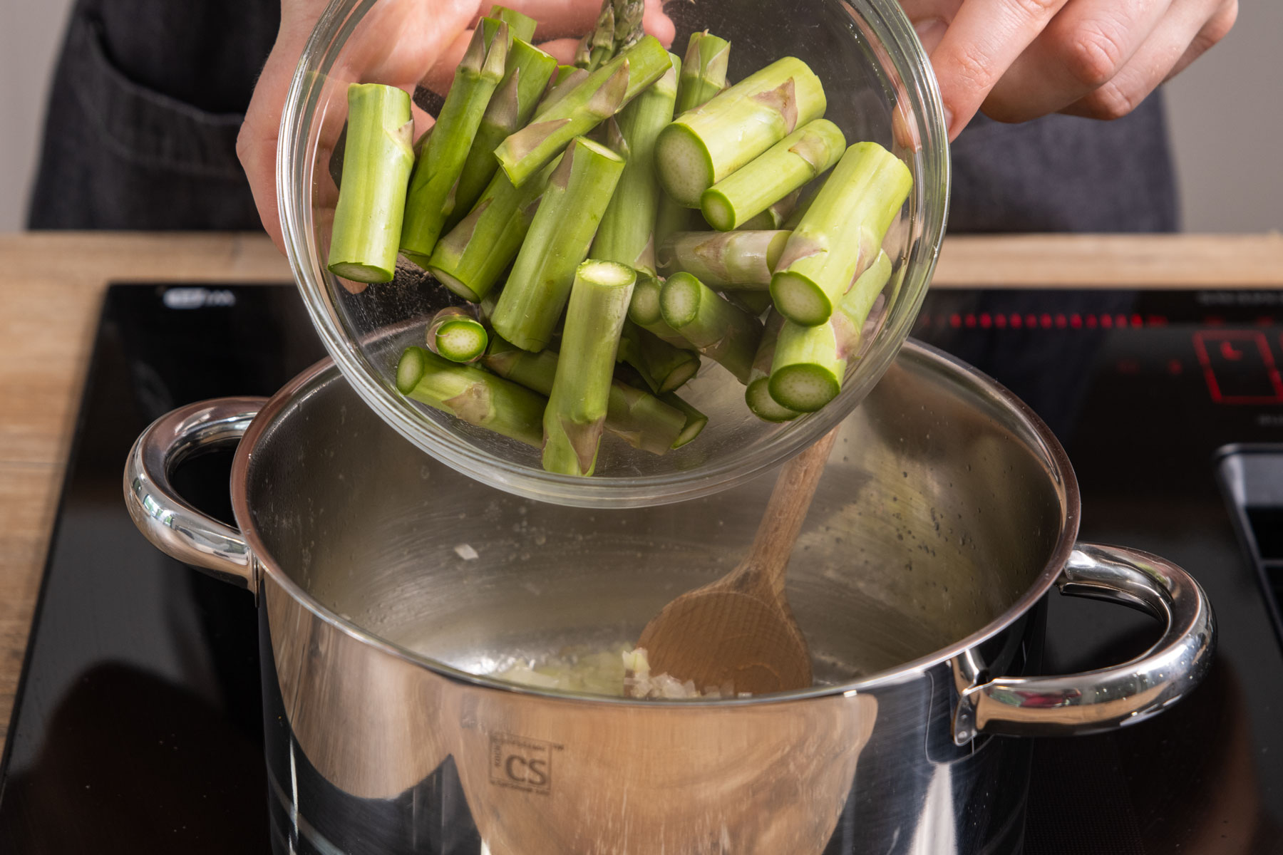 grünen Spargel in Topf geben