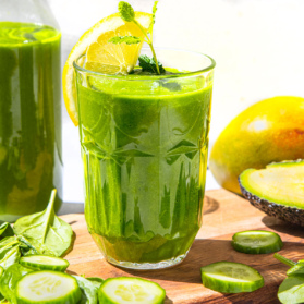 Grüner Smoothie mit Avocado