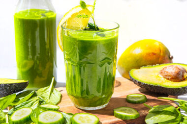 Grüner Smoothie mit Avocado
