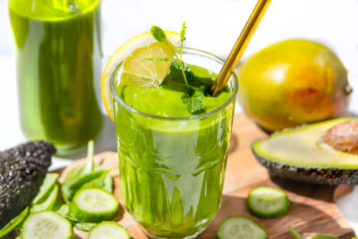 Grüner Smoothie mit Avocado