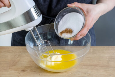 Zucker und Zimt zur Butter geben