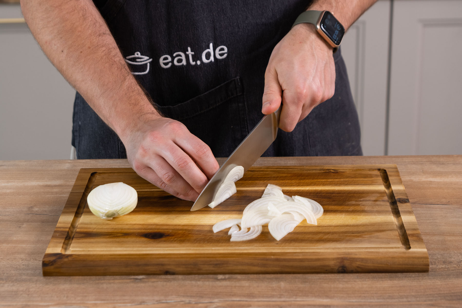 Die Zwiebel schneiden.