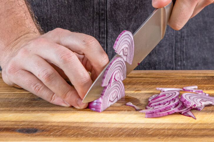 Zwiebel in Scheiben schneiden