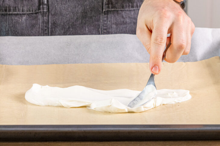 Pizzaboden bestreichen