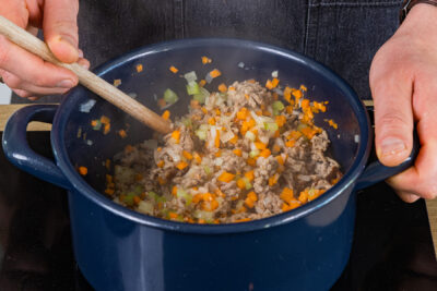 Hackfleisch, Karotten und Sellerie anbraten