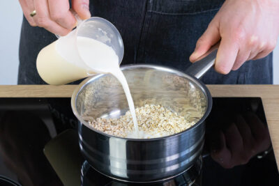 Haferflocken mit Milch und Salz aufkochen