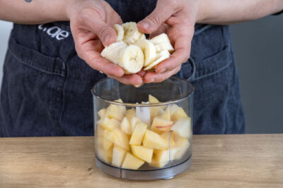 Banane und Apfel pürieren