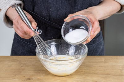 Zucker & Puddingspulver zur Milch geben