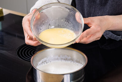 Puddingmischung zur Milch geben