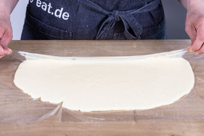 Pudding in Frischhaltefolie wickeln 