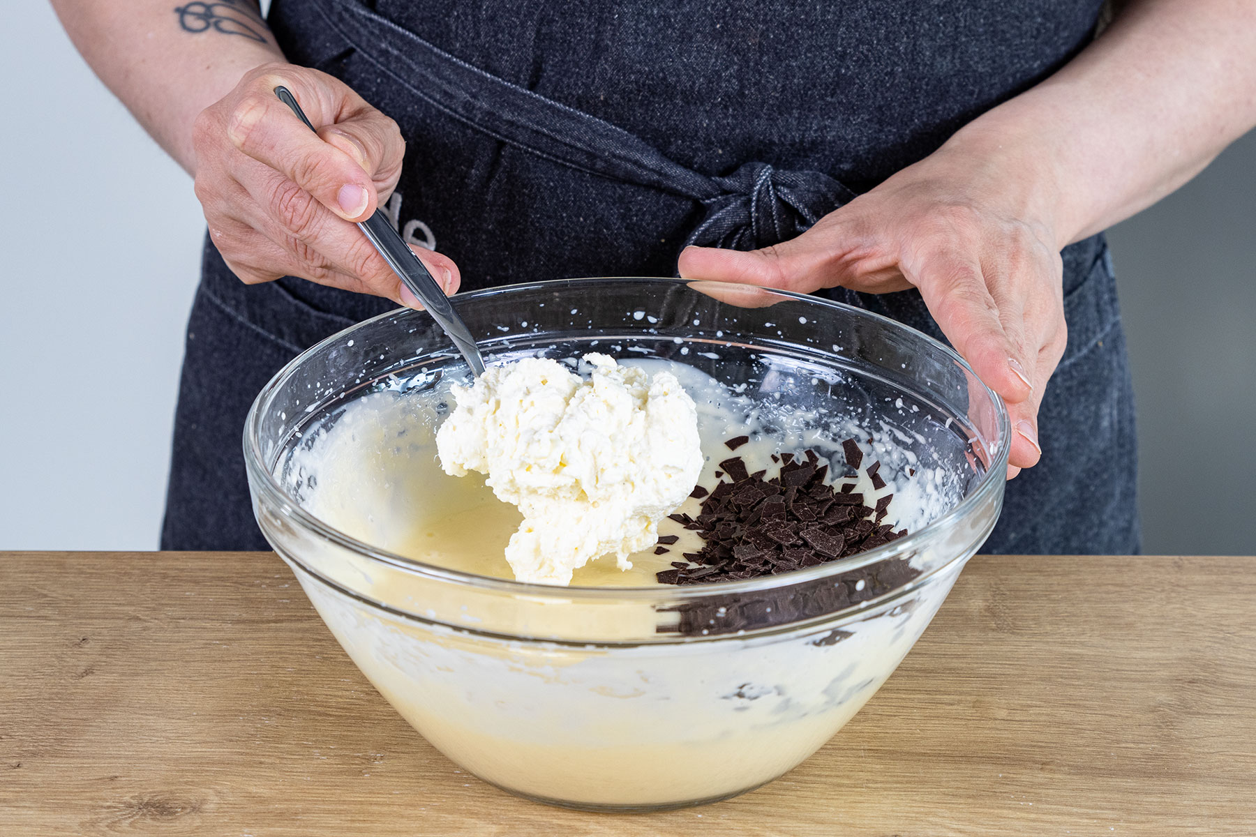 Sahne unter Pudding heben