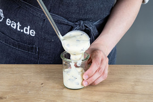 Herrencreme in Dessertglas füllen