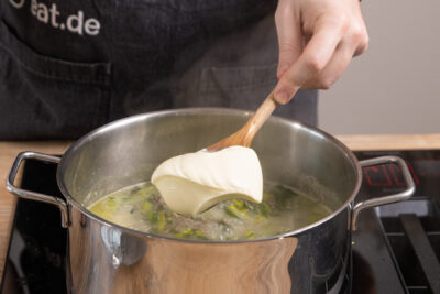 Schmelzkäse dazugeben
